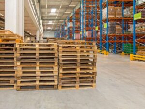 Jak zoptymalizować koszty magazynowania z pomocą drewnianych palet?